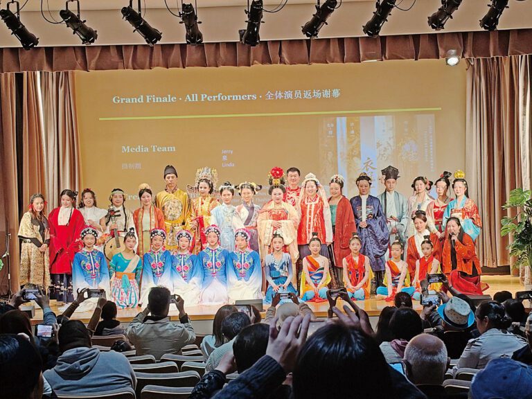 漢服樂舞亮相法拉盛圖書館，展現千年衣冠流變。