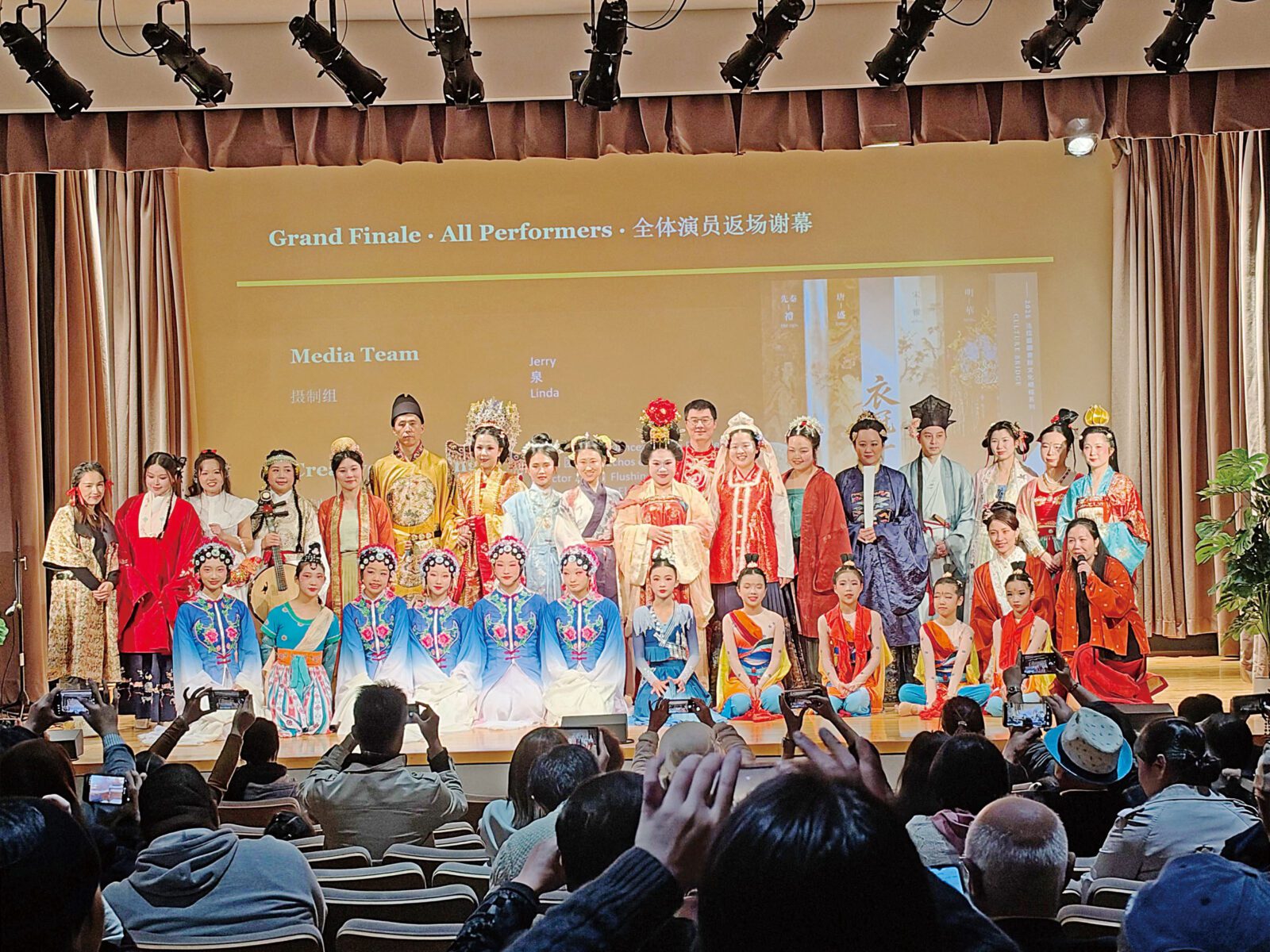 漢服樂舞亮相法拉盛圖書館，展現千年衣冠流變。