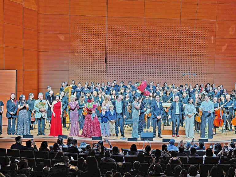 演出音樂家在「金秋之夜」音樂會與合唱團謝幕。