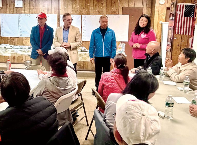 （前排右起）莊文怡、劉醇逸和李文18日出席選前義工動員大會支持賀立寧。 張之銘攝