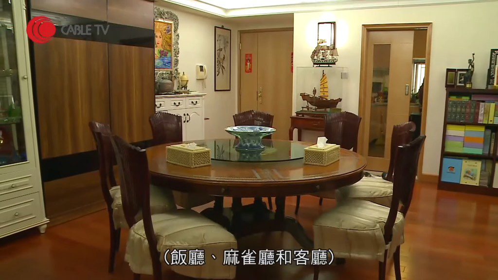 飯廳的餐桌靠近門口位置。