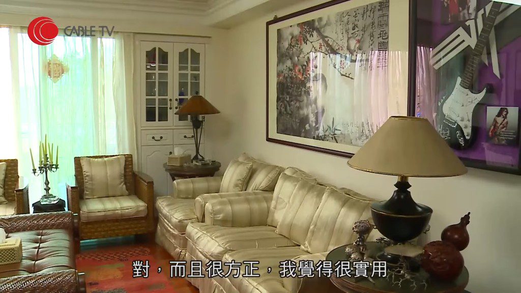 客廳的裝潢風格中西合璧。