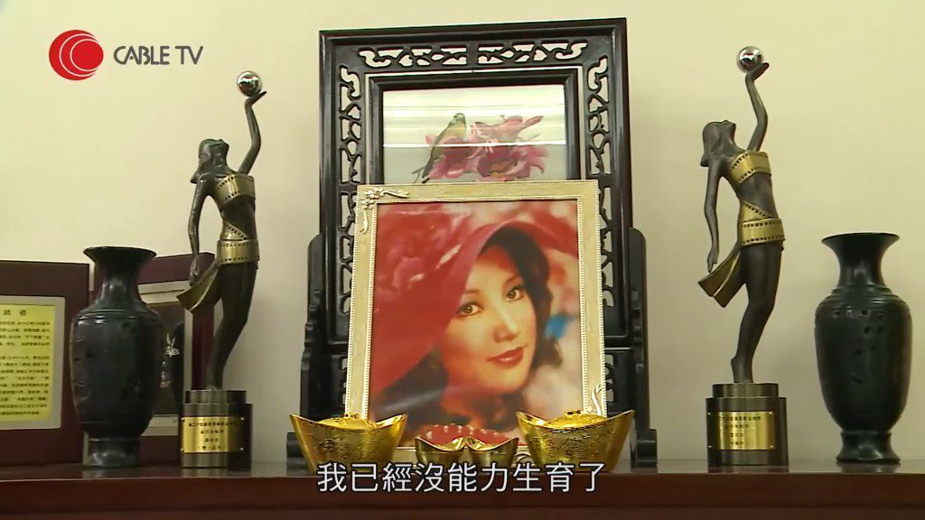 櫃中擺放了邵音音贏得的獎座。