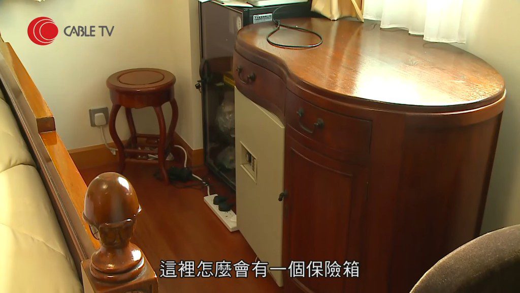 邵音音的睡房內設有夾萬。