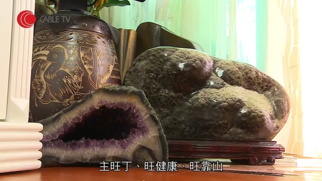 電視櫃旁的擺設,同樣被認為與風水有關。