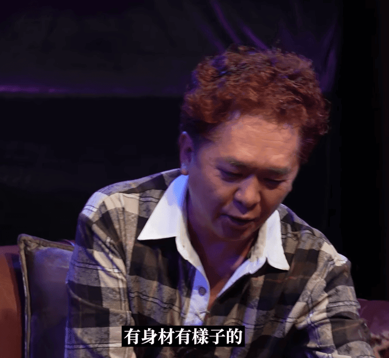 鄧兆尊形容該位女星有樣貌亦有身材。