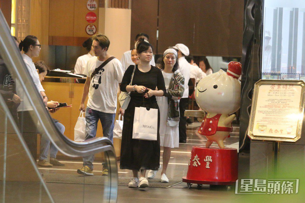 鄧兆尊的女友車厘子(穿黑裙者)。