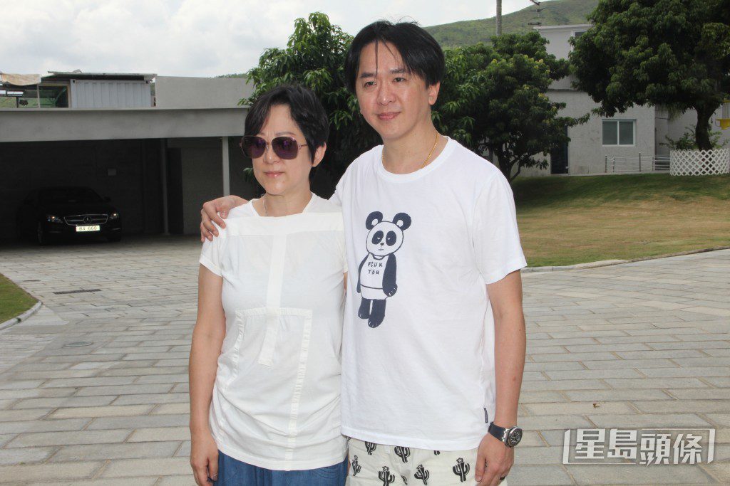 鄧小艾和哥哥鄧兆尊一同為母親打理後事。