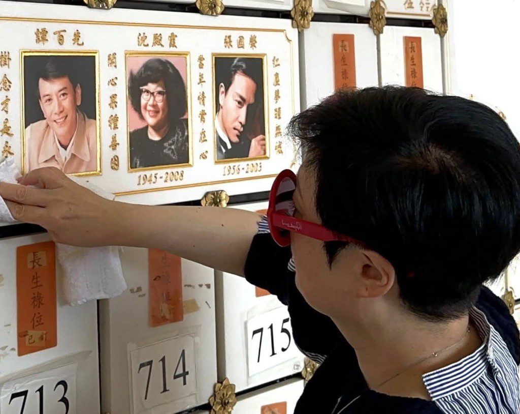 陳淑芬在羅文離世24周年時，到其靈位拜祭，並清潔羅文、張國榮及沈殿霞的龕位。