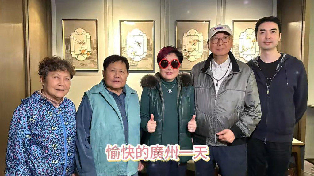 兩姊妹雖然年長，但精神狀態甚佳，五官輪廓與弟弟羅文非常相似。