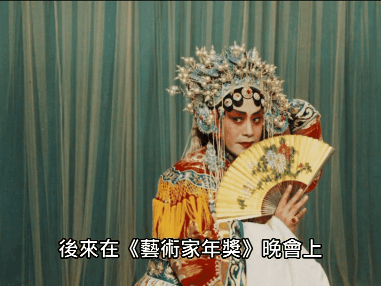 羅文其後更在《藝術家年獎》晚會上，演出京劇《霸王別姬》。