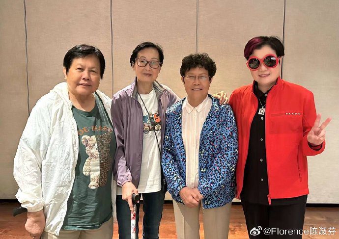 陳淑芬透露，羅文的胞姊譚文玉（左）和胞妹譚明玉（右二）早前曾回港。