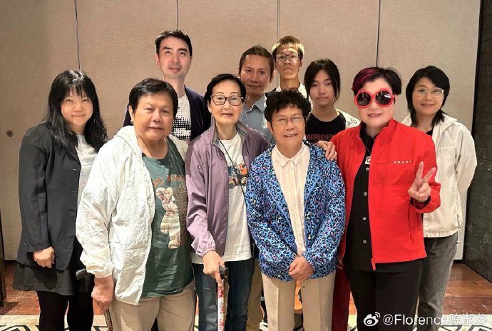 羅文的胞姊妹更帶同後輩，到博物館參觀羅文的珍貴藏品。