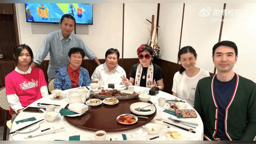 陳淑芬（右三）表示，羅文胞姊妹及後人獲香港文化博物館總館長親自接待。