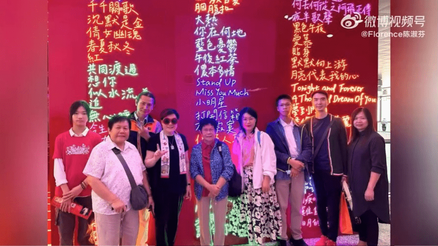 眾人亦參觀了《繼續寵愛·張國榮紀念展》。