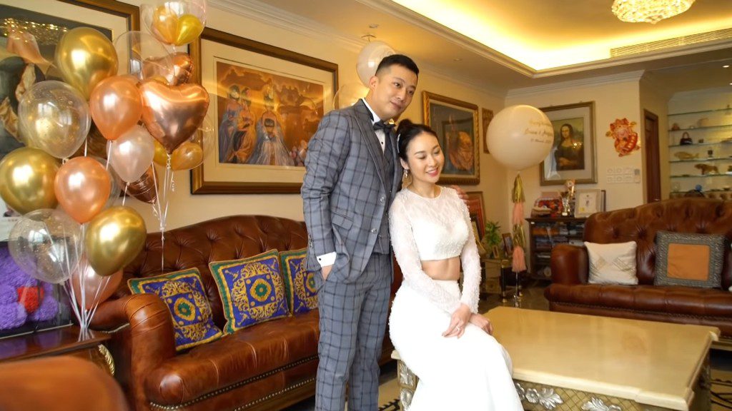她的首段婚姻儀式簡單,在豪宅內完成。
