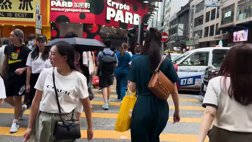 莊思敏手臂上的黃色環保袋,據指裝了200萬元現金。