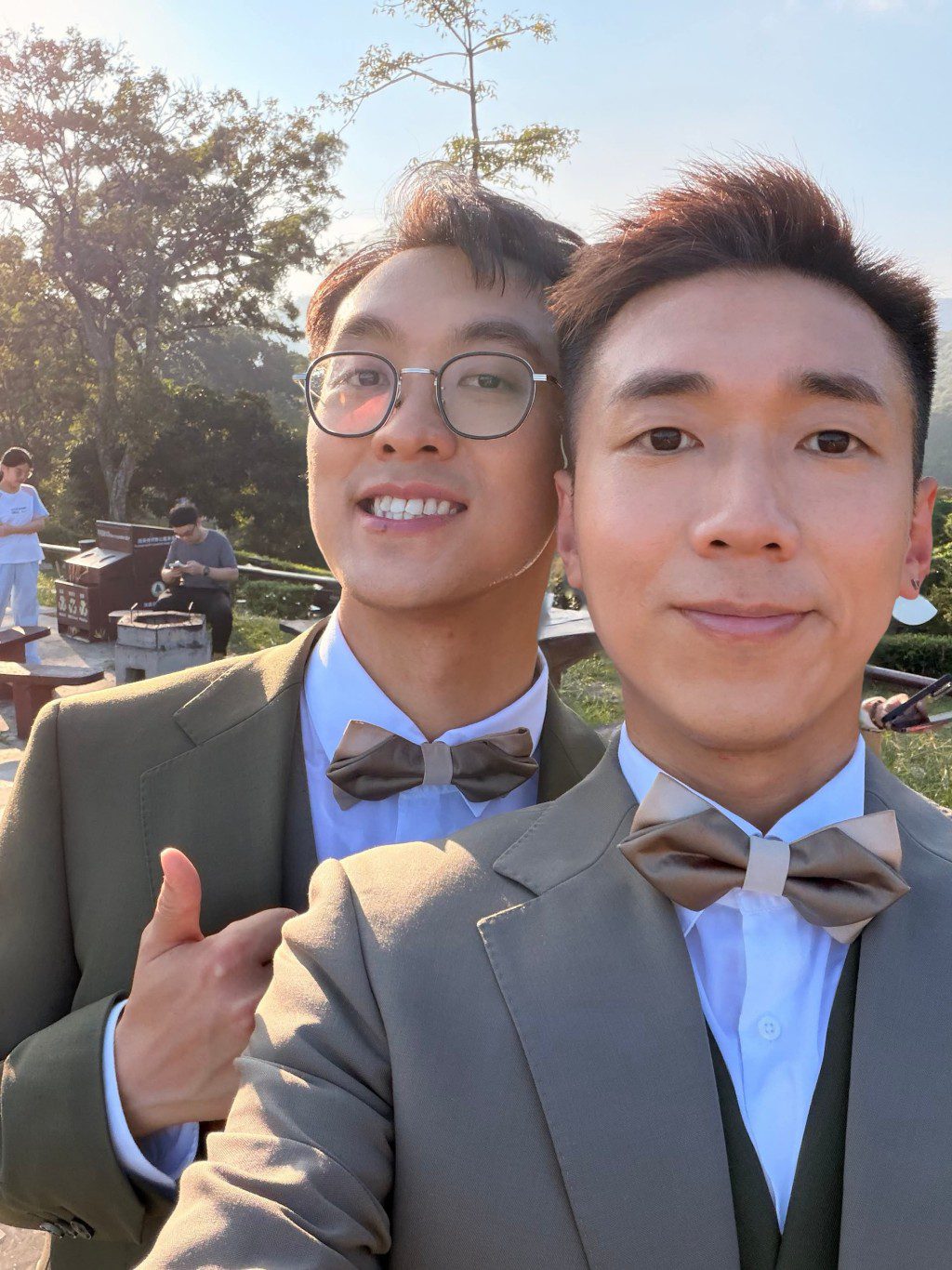 兩人換上禮服，準備拍攝婚紗照。