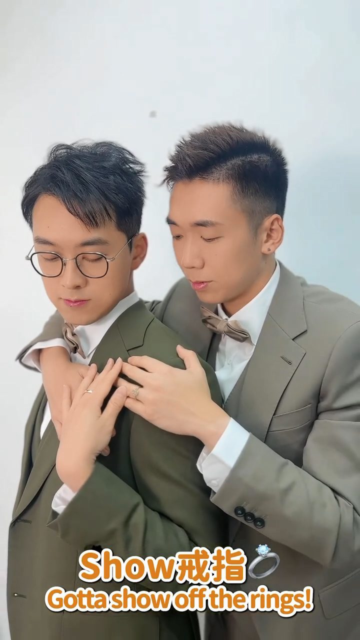 陳書君與Steven在攝影師指導下擺姿勢。
