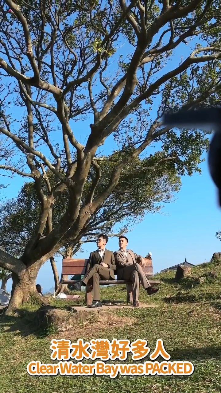 陳書君與未婚夫正在聽取拍攝指示。