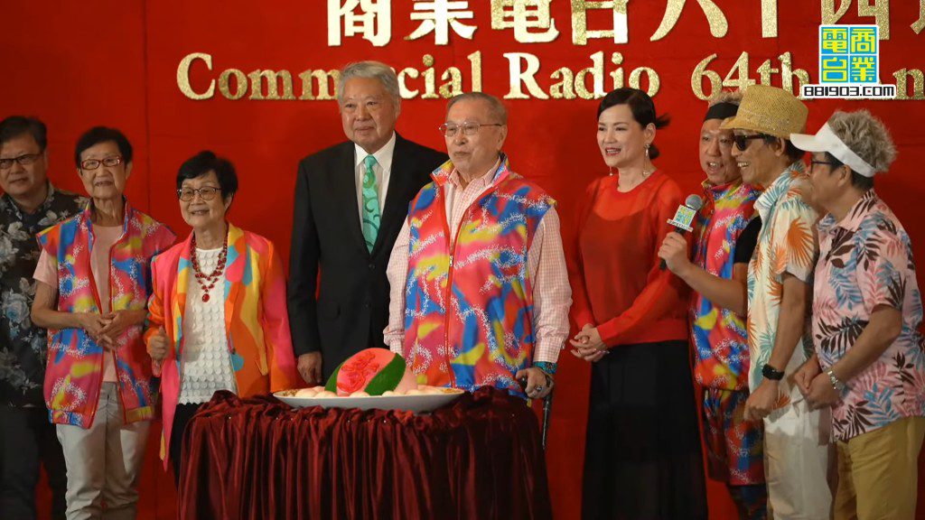 眾人陪伴「周老闆」切壽桃慶祝。