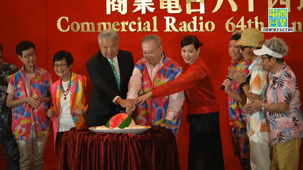 同事們陪「周老闆」金剛叔切壽桃。
