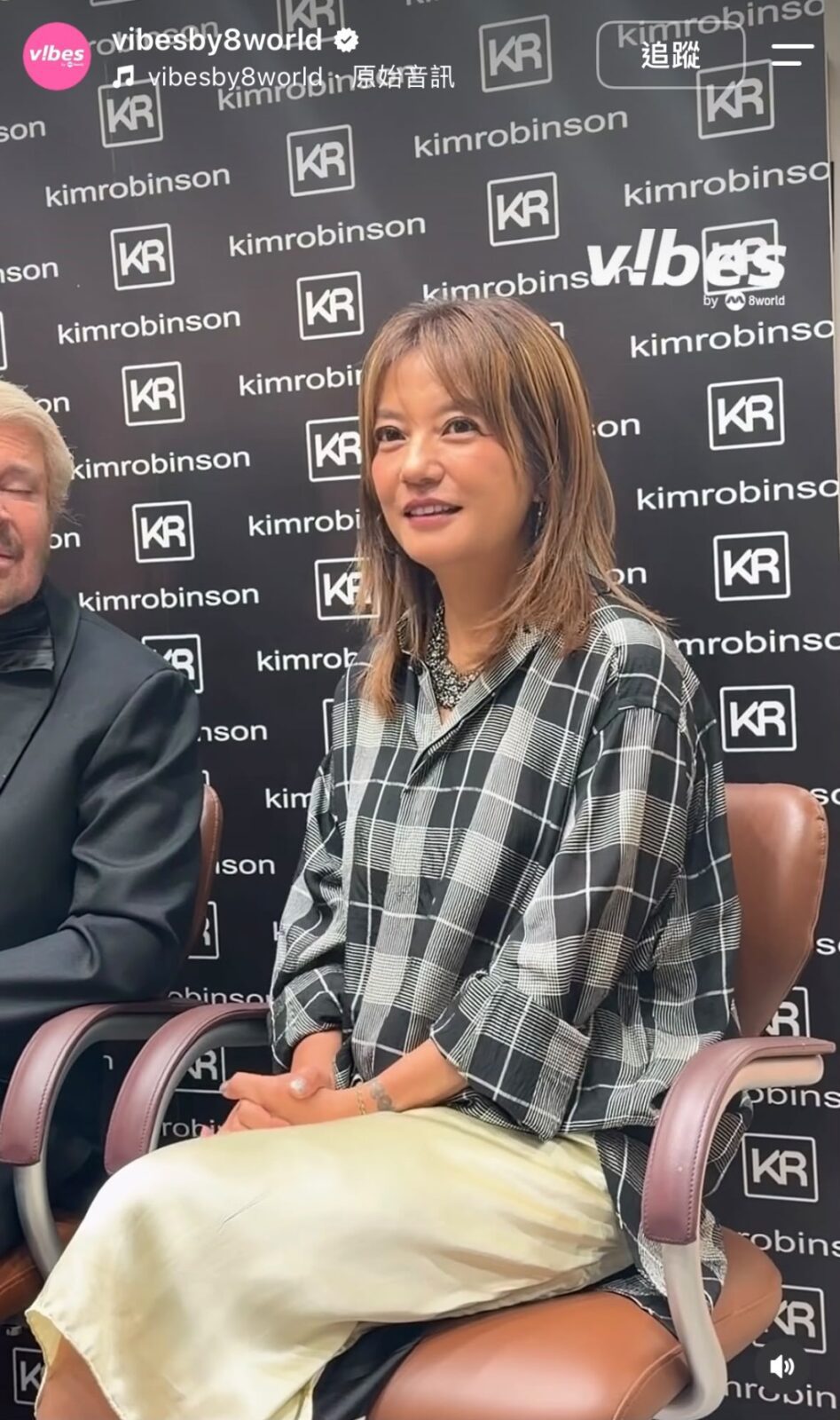 趙薇在新加坡公開露面,化上淡妝。