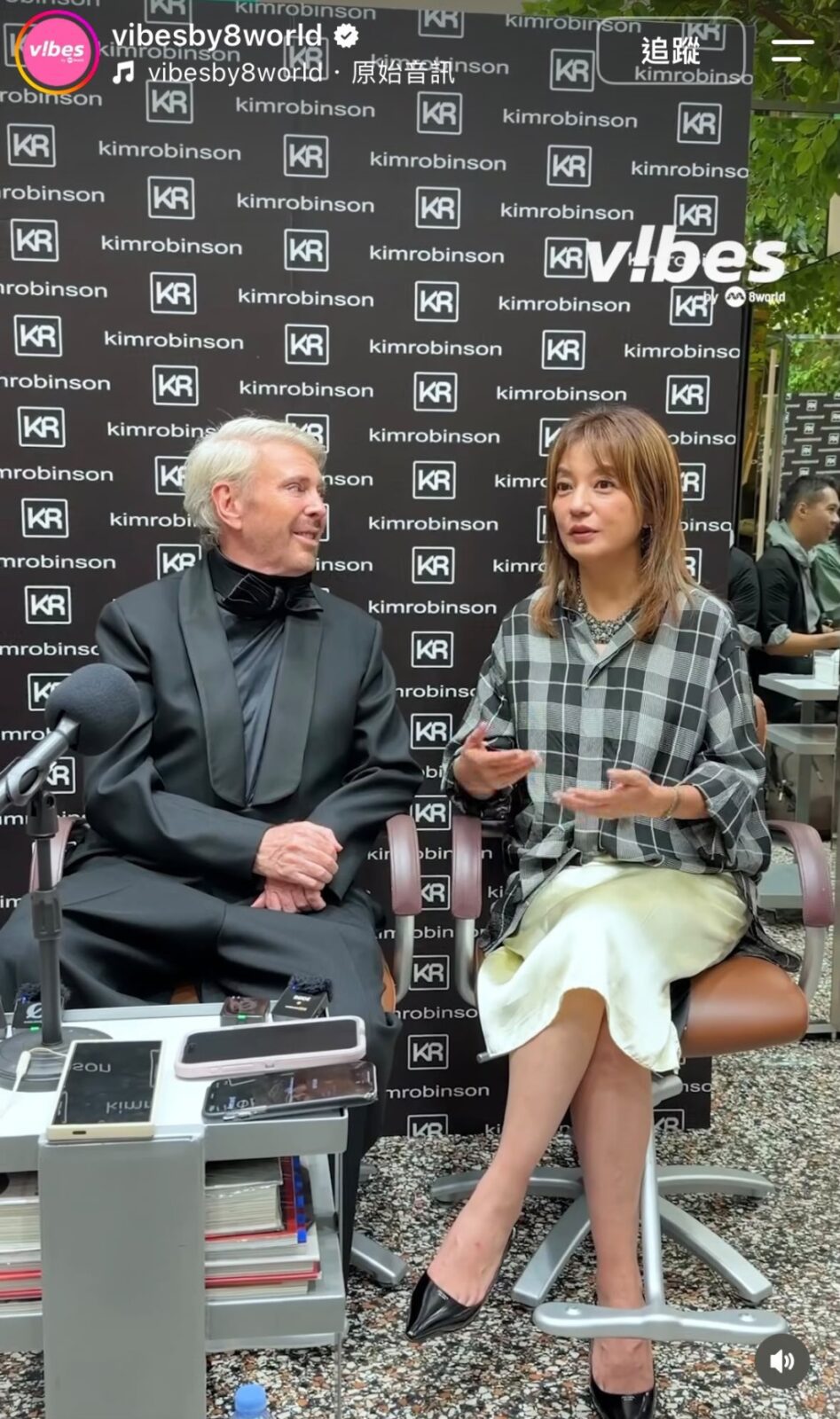 趙薇與Kim Robinson在活動上交談。