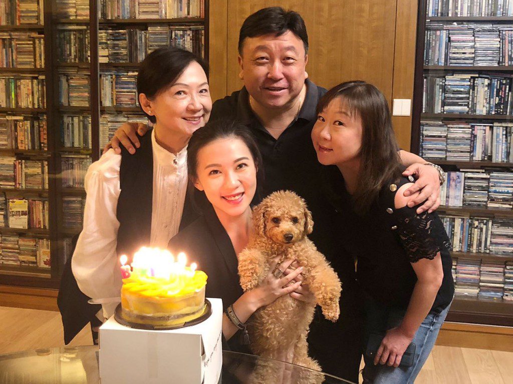王晶的兩名女兒王佟藝及王海榛,年齡相差十歲。