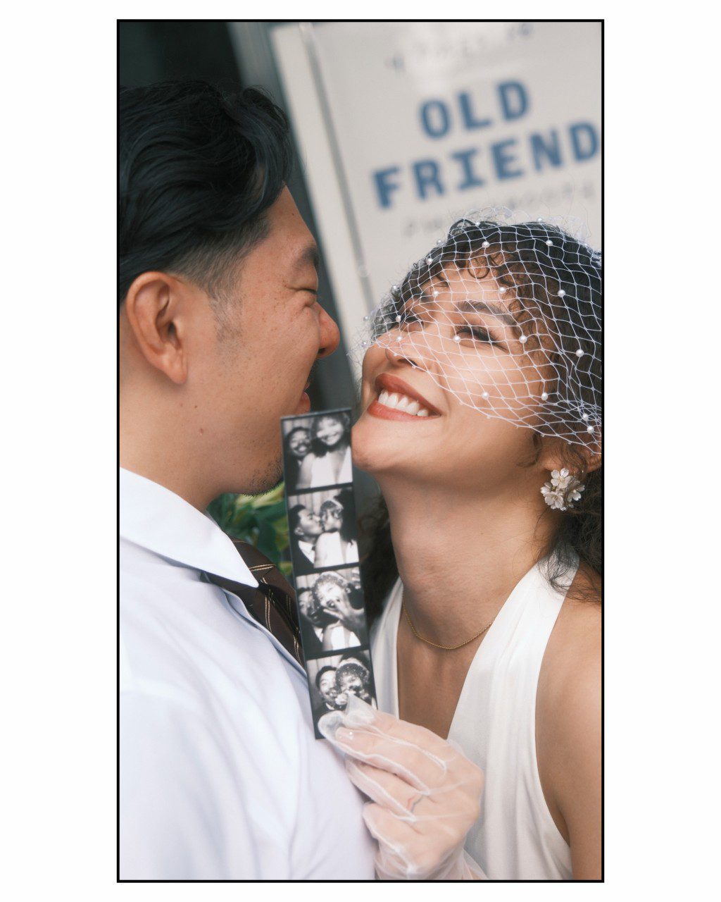 照片自然捕捉了新婚夫婦甜蜜而率真的互動時刻。