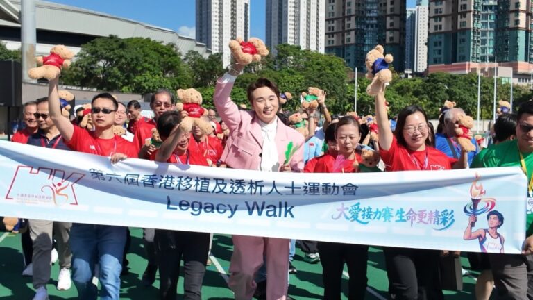 王鄭浚仁新身份亮相運動會 以歌聲為移植運動員打氣