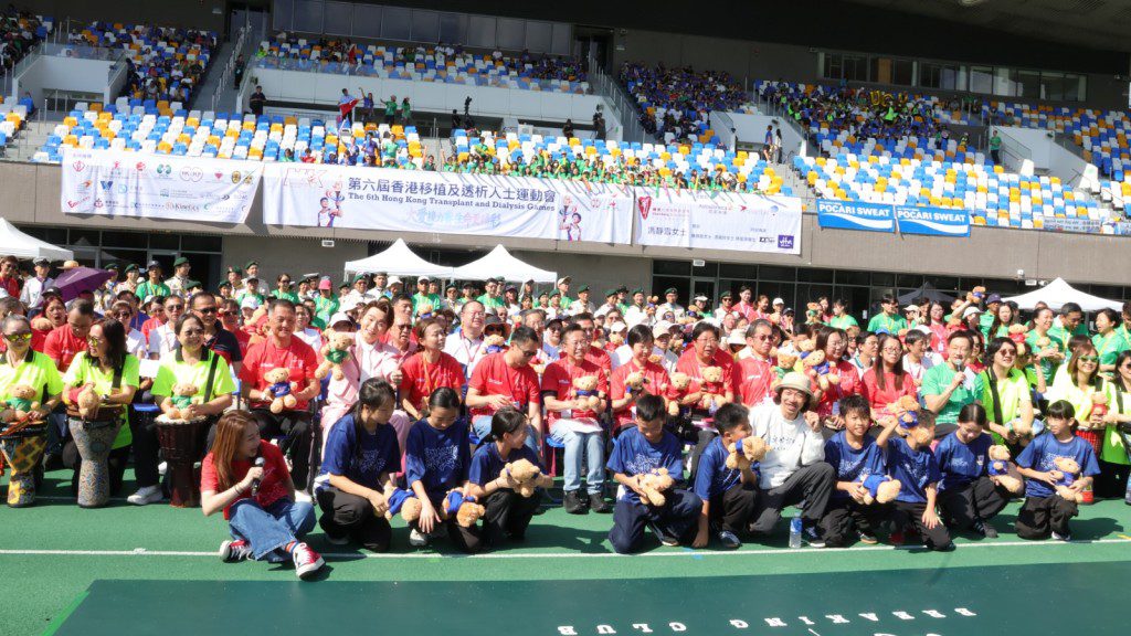 王鄭浚仁在典禮上獻唱大會主題曲《Relay of Life》。