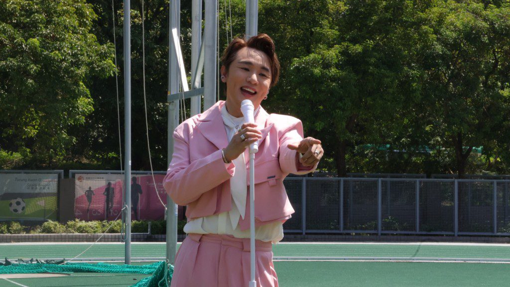 王鄭浚仁在台上深情演唱。