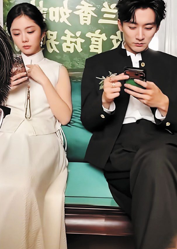 《蘭香如故》日前收官直播，譚松韻與劉學義在看手機。網上圖片