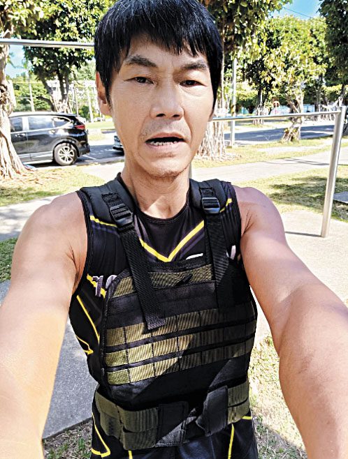 夏靖庭穿負重背心被誤會。網上圖片