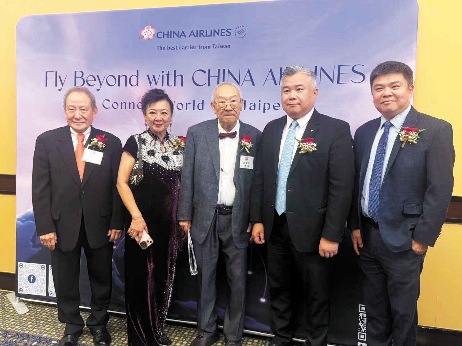 左起:理事長陳孚、陳亮雲、劉寶琰、華德麟及華航北美地區行銷協理張邱驊現場合影。記者陸新攝