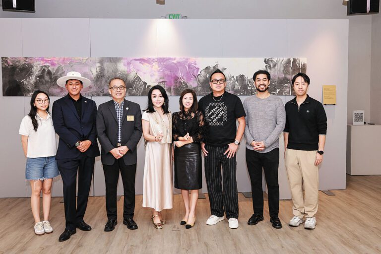 Jenny（右4）與各界來賓出席開幕典禮。記者陸新攝