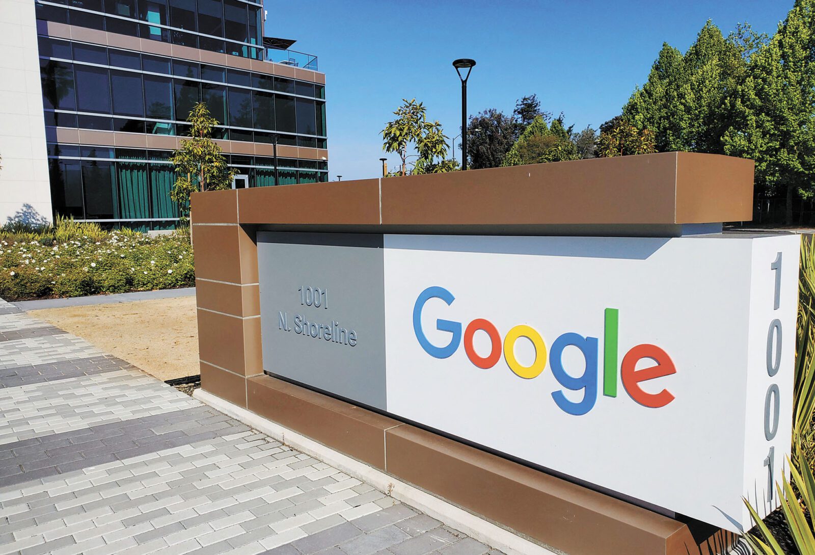 美國宣布制裁與Google前工程師丁林葳有關聯的5間中國公司。丁林葳被指控竊取大量AI技術機密。圖為加州山景城，Google總部附近一棟辦公大樓外的標示牌。路透社資料圖片/網上圖片