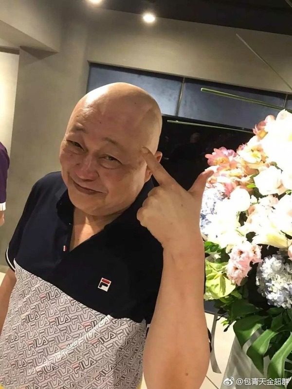 金超群早年因腦內腫瘤及積水影響生活，最終接受了開腦手術。