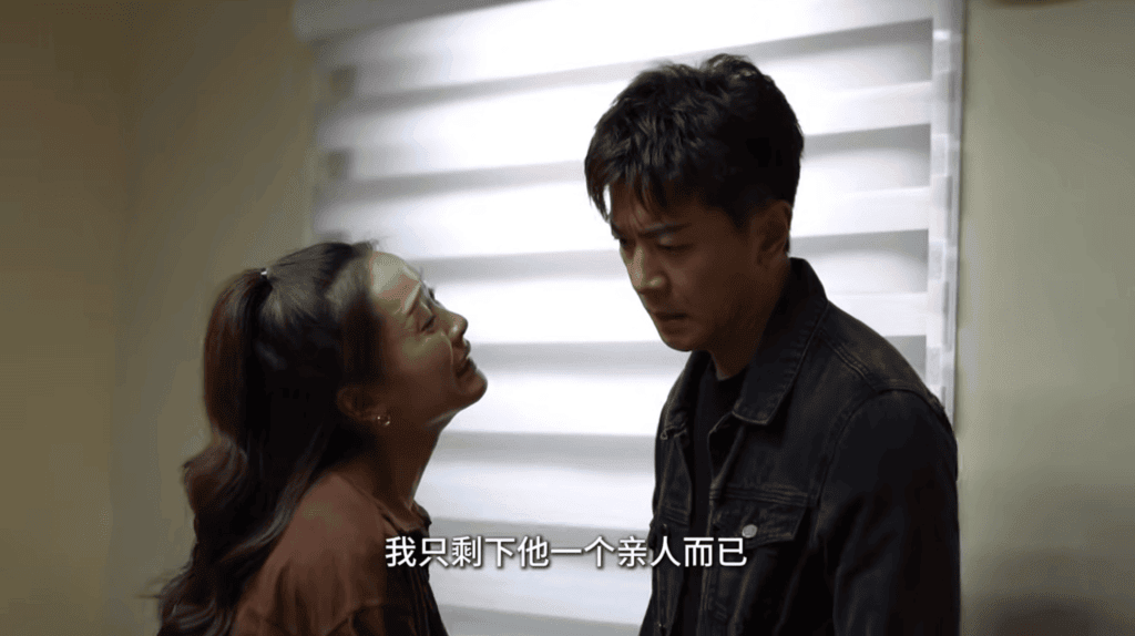 黎諾懿與李佳芯在《義和》中飾演黑幫人物,展現濃厚江湖味,與《BB來了》形象截然不同。