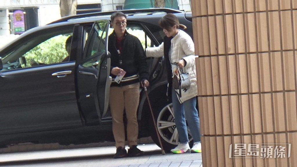 2020年他曾被拍到需要依靠柺杖協助行走。