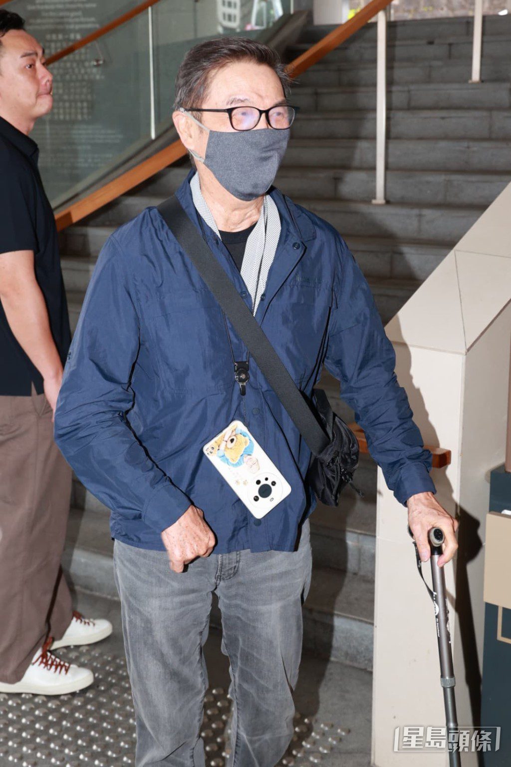 劉松仁撐拐杖出席李兆熊的送別儀式。