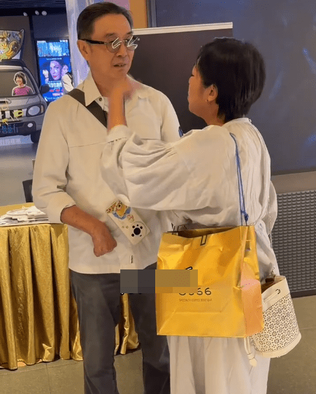 他的右手顯得僵硬，有網民擔心他是否再度中風。