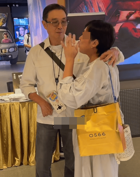 影片中出現疑似《我阿爹想旅行》的宣傳品，估計是近日拍攝。