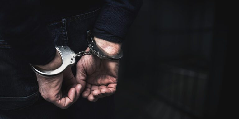 佛州警员冒用死者身份霸占房屋多年，遭重罪指控