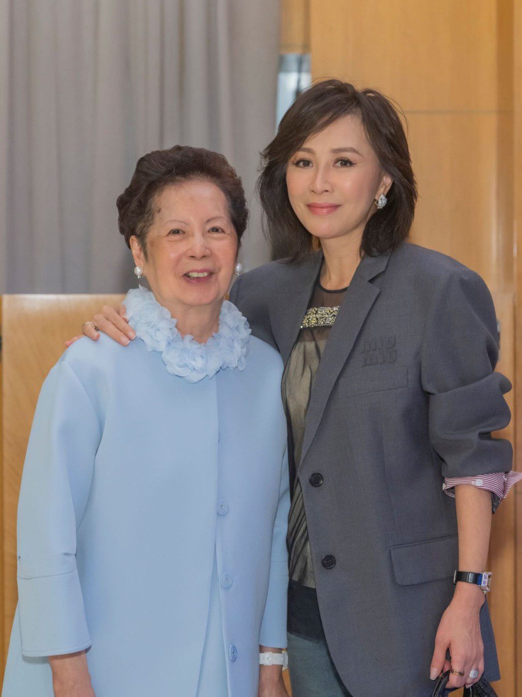 劉嘉玲與傅厚民及其家人合照。