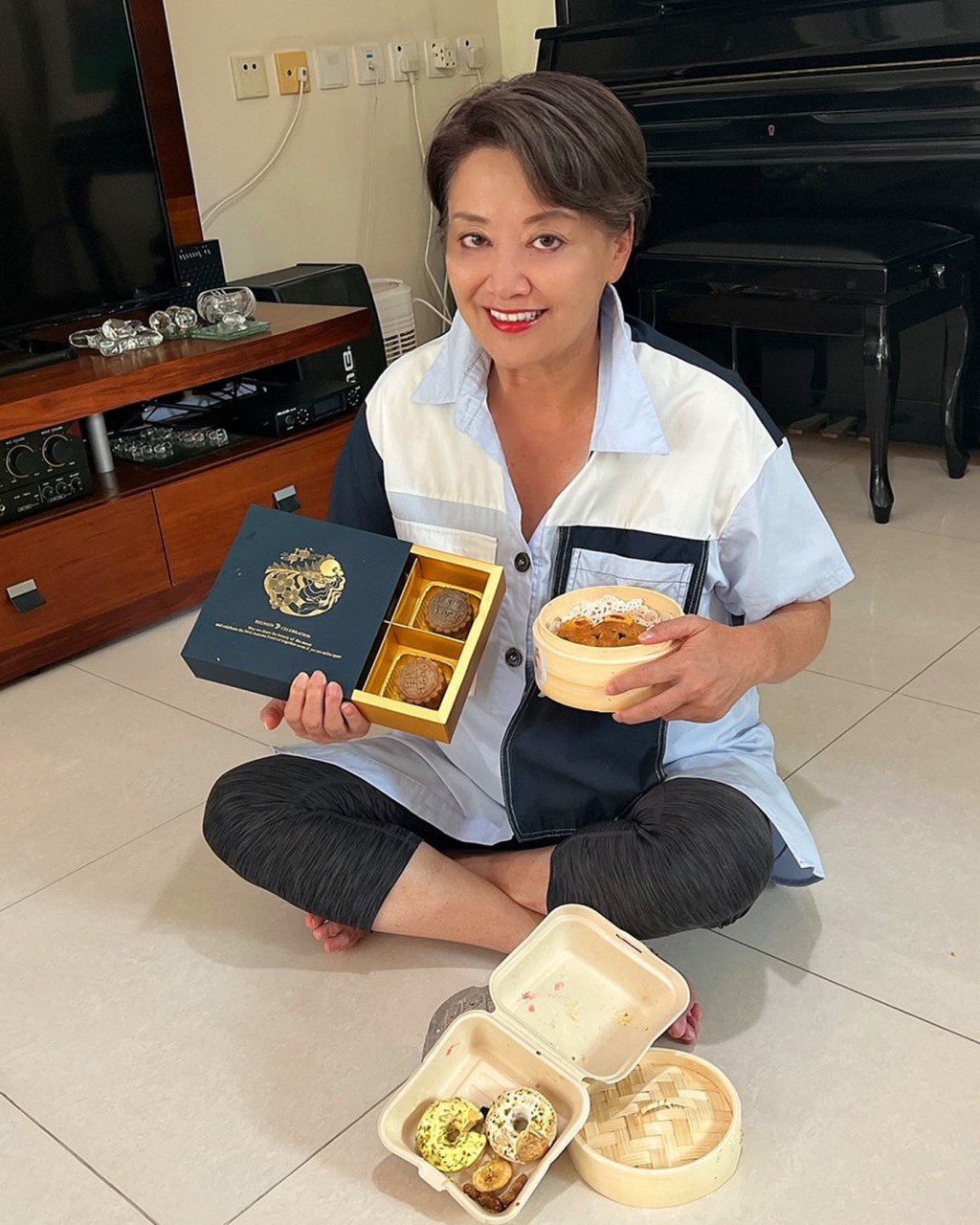 家中擺放了一部鋼琴。
