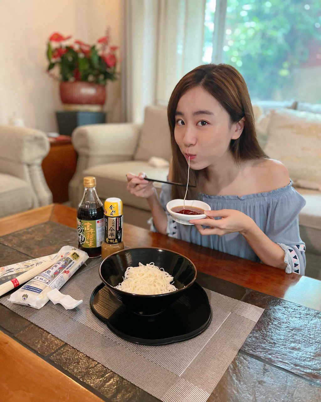 家中的茶几相當長且寬闊。