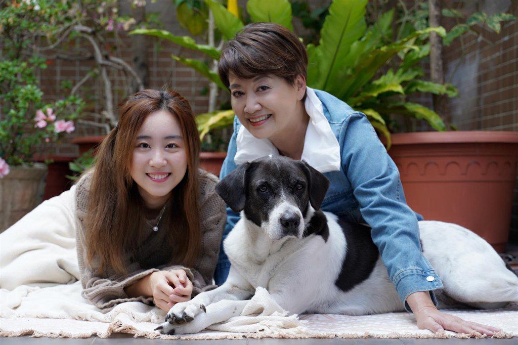 鍾慧冰與女兒在花園裡合照。
