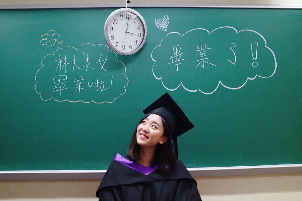 鍾慧冰的女兒林靜莉畢業於香港樹仁大學新聞與傳理學系。